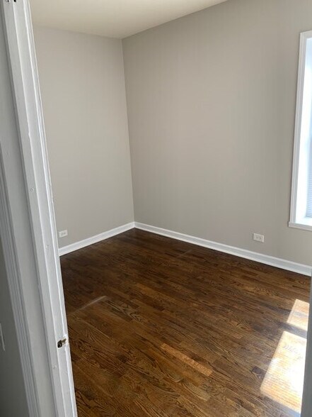 Building Photo - 1315 W Leland Ave
