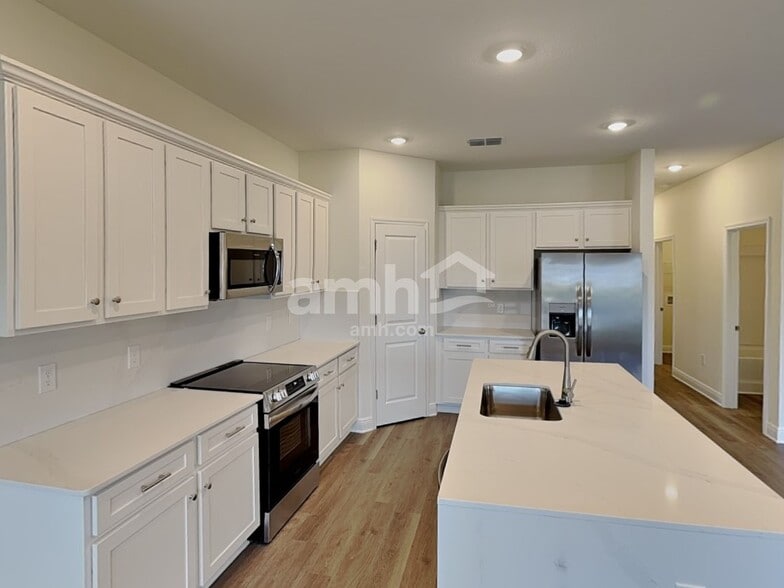 Building Photo - 5970 Sycamore Pl St