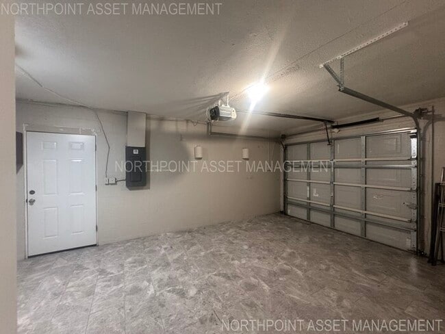Building Photo - 2 Spacious Bedrooms and 2 Modern Bathrooms...