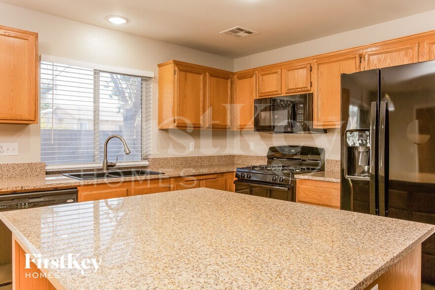 Building Photo - 9947 Pioneer Ave