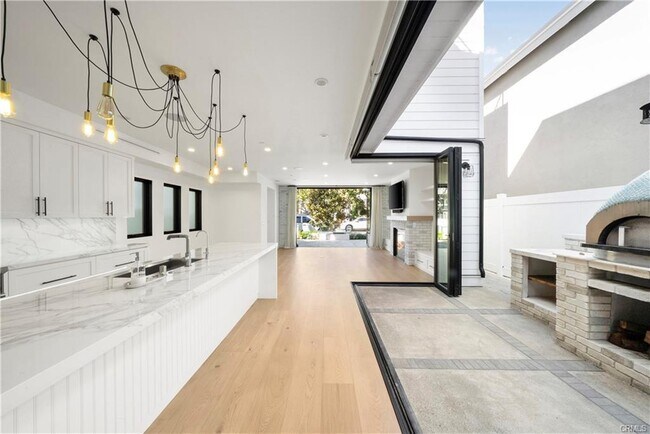 Building Photo - 616 Acacia Ave