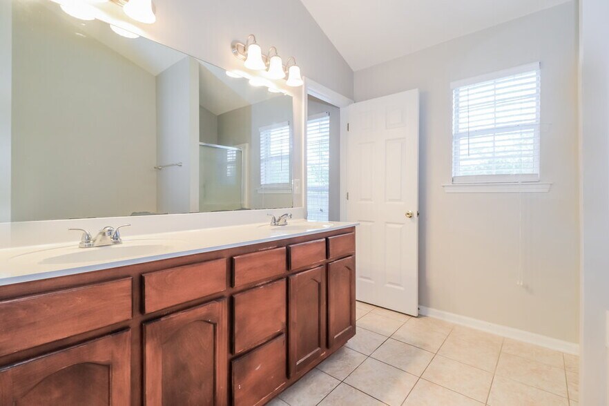 Building Photo - 10316 Cottage Oaks Dr