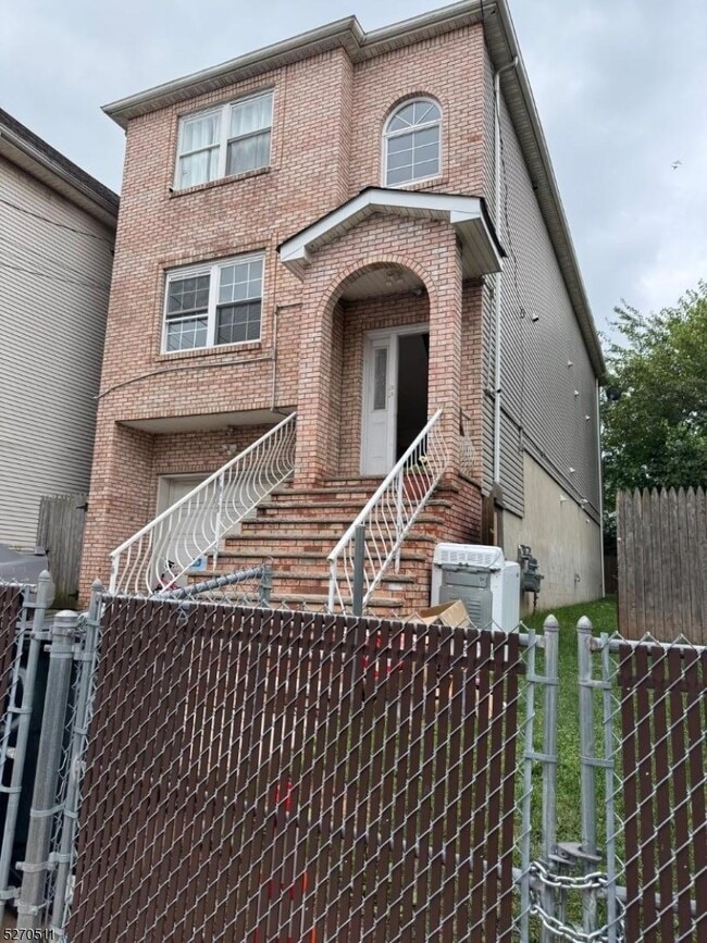 Building Photo - 338 Bond St