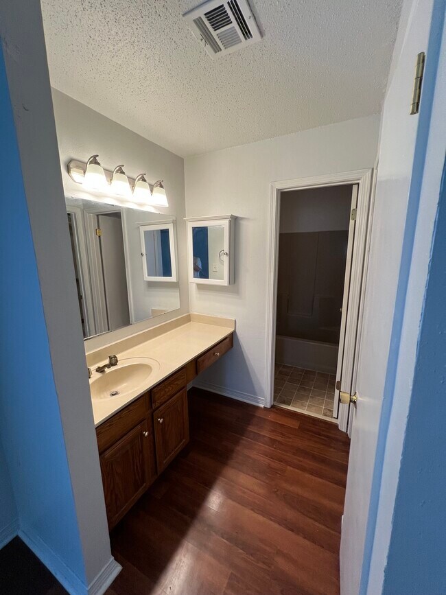 Building Photo - 713 Willow Oak Ln