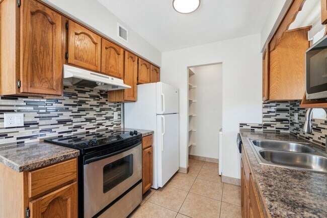 Building Photo - Beautiful 2-bedroom, 2-bath condo in the highly desirable Quail Run community!