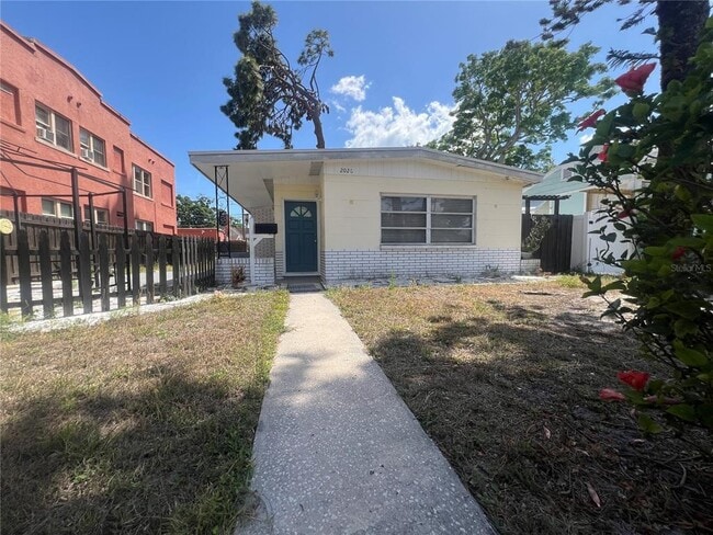 Building Photo - 2026 Burlington Ave N