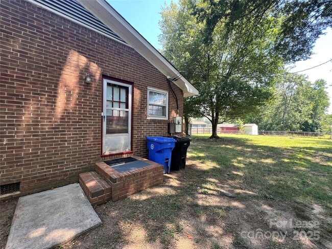 Building Photo - 821 Brookwood St