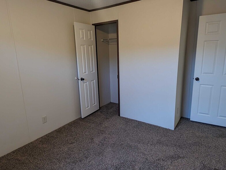 Building Photo - 15562 Pine Ridge Dr