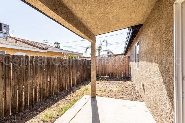 Building Photo - 129 E 8th St