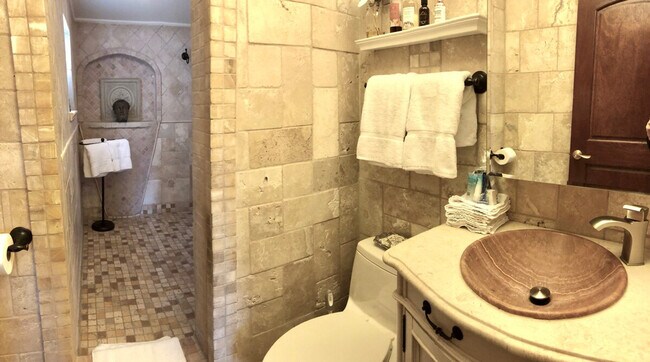 Building Photo - 4034 Beach Dr SW