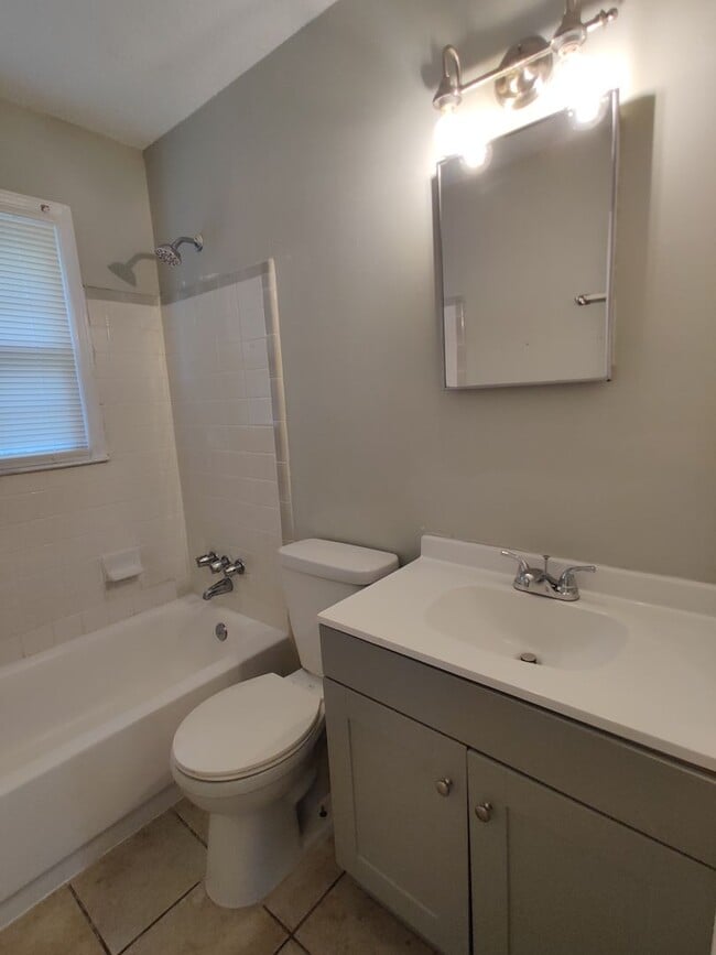 Building Photo - 2 Bedroom Near Downtown Charlotte