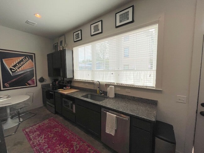Building Photo - 2 BEDROOM | 2.5 BATH | BALCONY