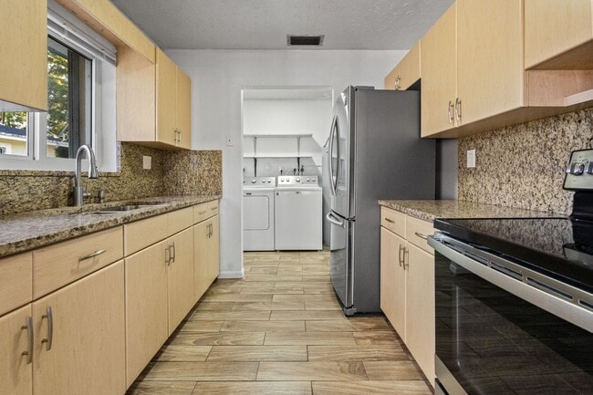 Building Photo - Comfortable Oakland Park Living - 3BR with Outdoor Space