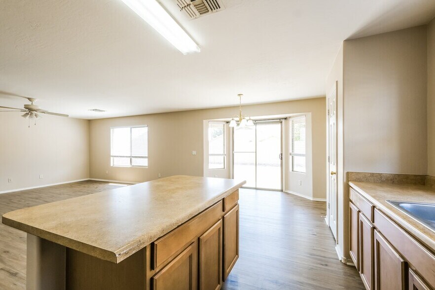 Building Photo - 4310 N 124th Ave