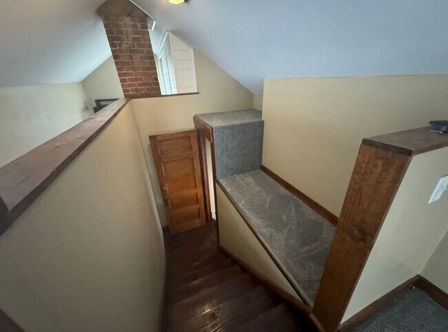 Building Photo - Large Augustana Rental Home