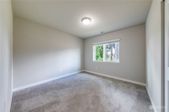 Building Photo - Duplex Style CONDO - 3 Bed 2.5b Bath Fully...