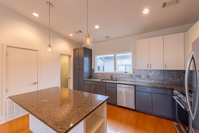 Building Photo - Beautiful South Lamar 2 bed 2 bath Condo!