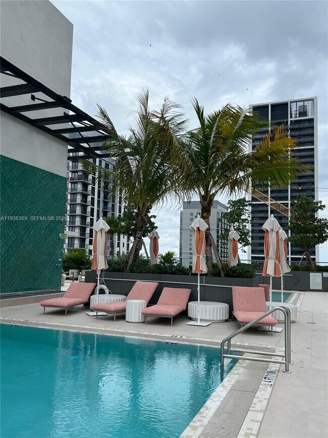 Building Photo - 11 NE 6th St