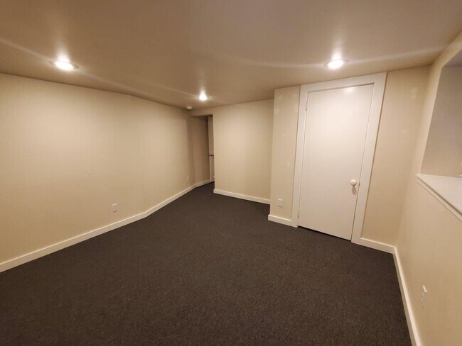 Building Photo - 7 Bed/2 Bath Unit in a Nice Duplex near UW Campus