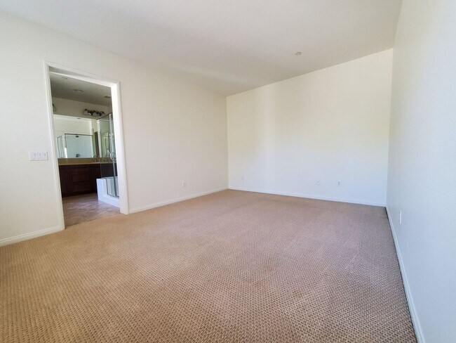 Building Photo - Spacious 3 Bedroom 3 Bath Two Story Riverp...