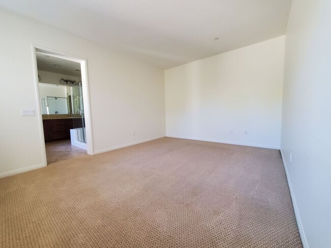 Building Photo - Spacious 4 Bedroom 3 Bath Two Story Riverp...