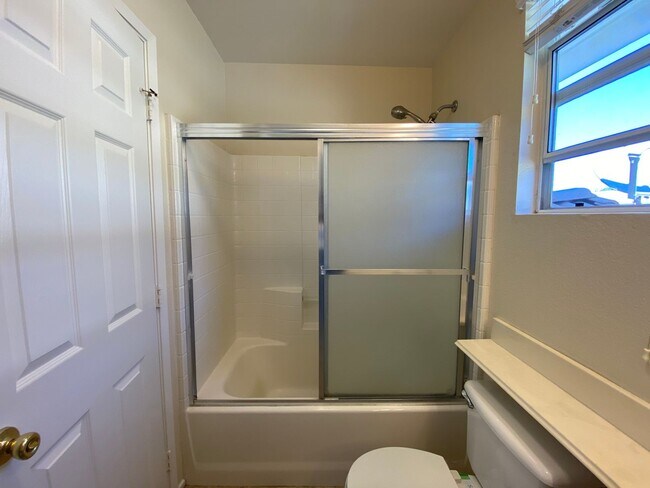 Building Photo - Beautiful Spacious 3BR/2.5BA Located in the Ivey Glenn Community!!