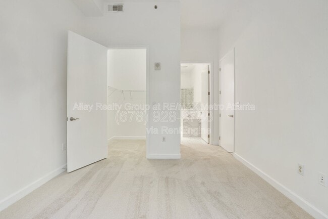 Building Photo - 711 Cosmopolitan Dr NE
