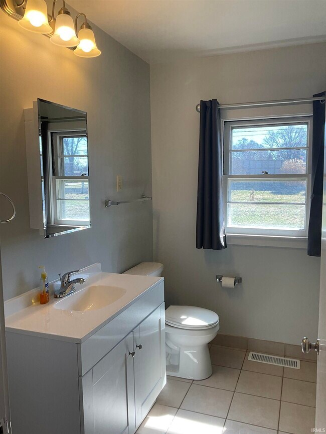 Building Photo - 3011 Fairoak Dr