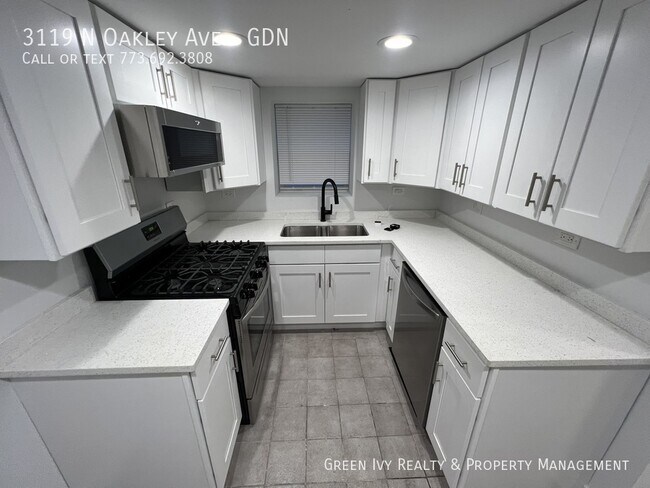 Building Photo - 3119 N Oakley Ave