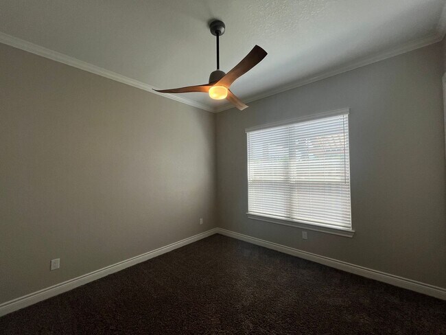 Building Photo - 4815 Viewcrest Rd