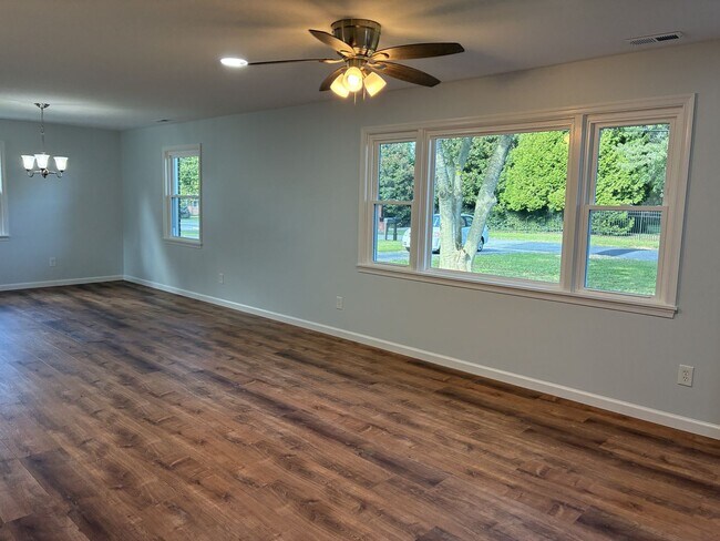 Building Photo - Spacious & Fully Renovated 4-Bedroom Home ...