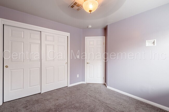Building Photo - 3 Bedroom/2 Bath Home with Solar in the De...