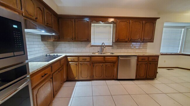 Building Photo - (3) Bed/(2.5) Bath Home on Cul-de-Sac Street AVAIL NOW!