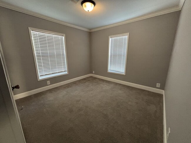 Building Photo - 10 Gatehouse Ct