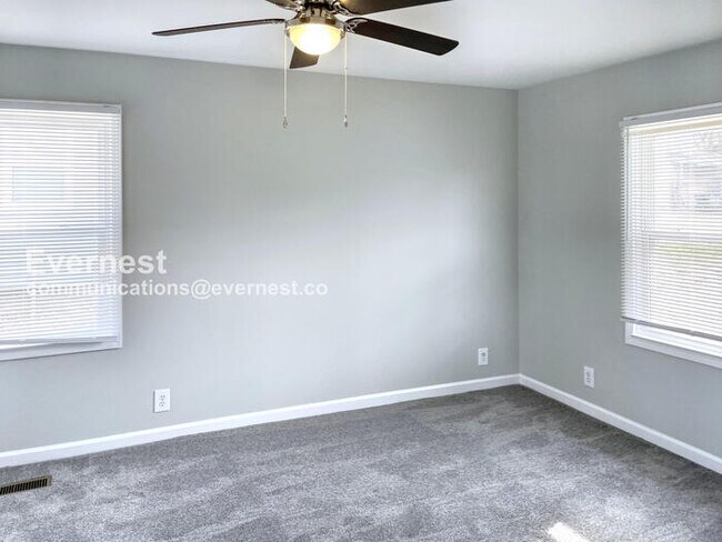 Building Photo - 3 Bed, 2 Bath Home with Off-Street Parking...