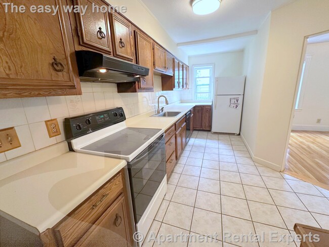 Building Photo - Large 5 room 2+ or 3 BR * DW * HUGE kitche...