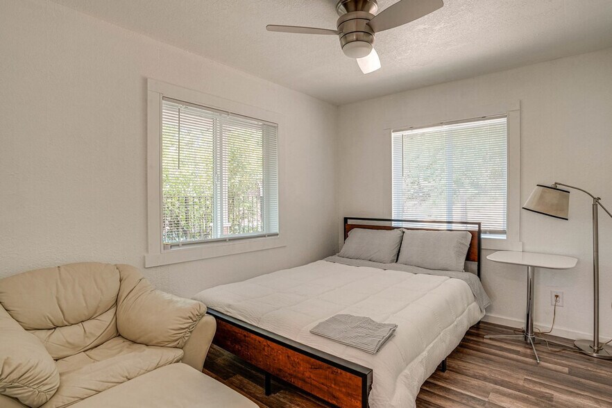 Building Photo - 1120 Sunrise Hill