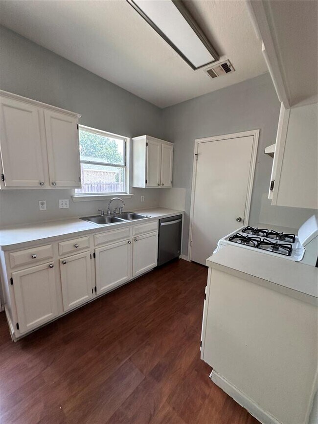 Building Photo - 4500 Silverstone Dr