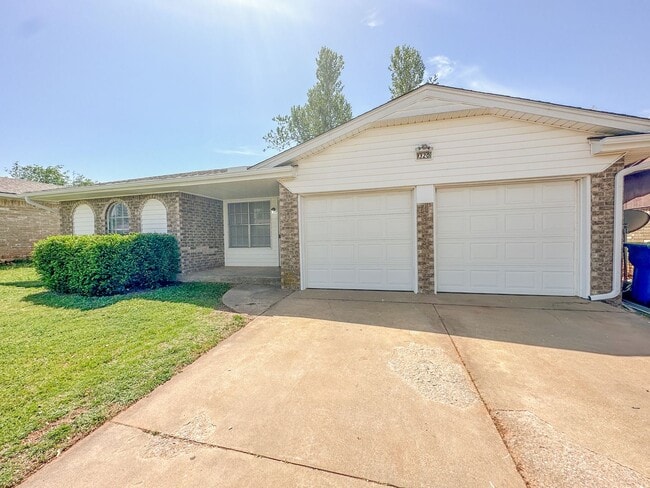 Building Photo - Beautiful 3 Bedroom - 1.5 Bathroom in Must...