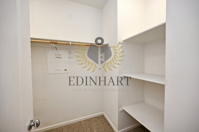 Building Photo - 3238 Lahar Ln