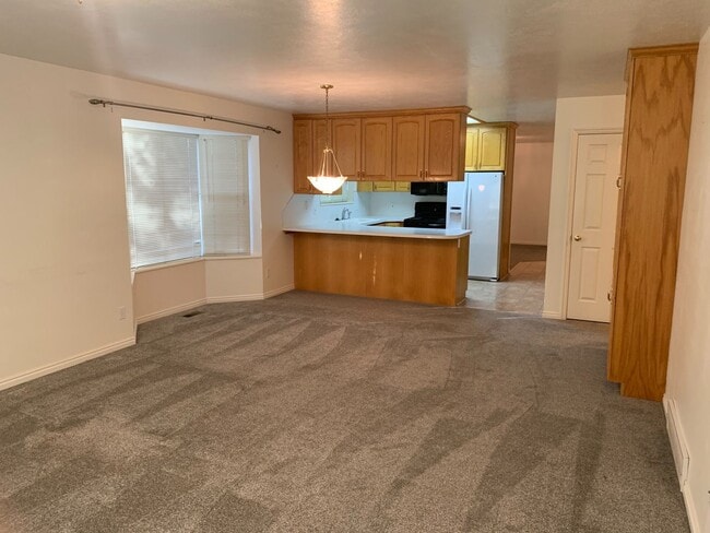 Building Photo - Lovely twinhome for rent.