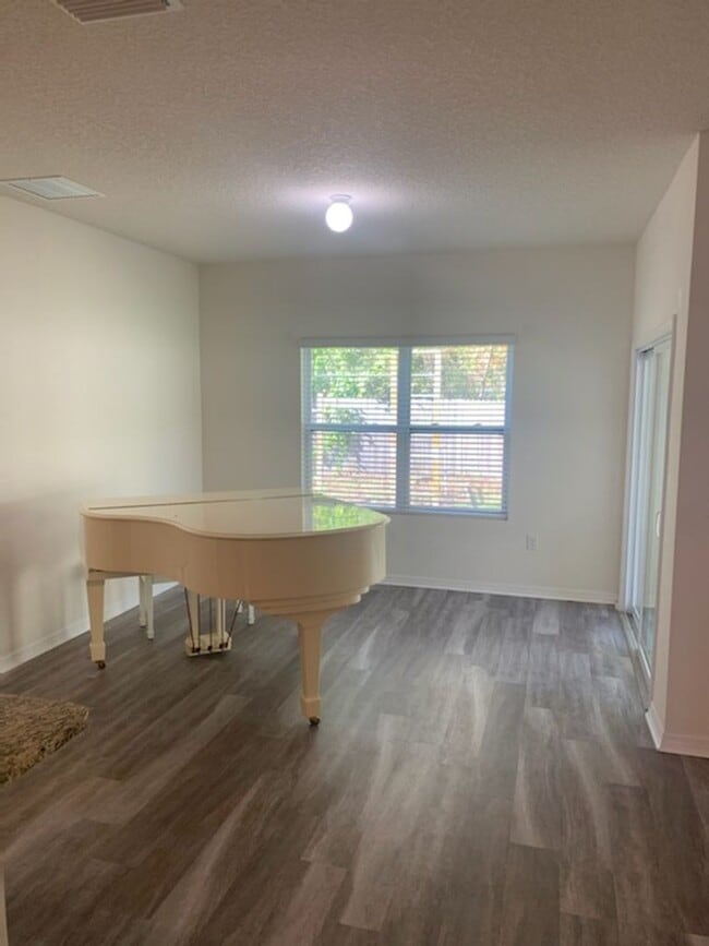 Building Photo - Beautiful Home Located In The New Chestnut Village Neighborhood On SW Archer Road