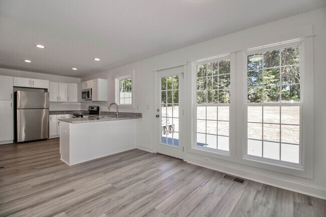 Building Photo - Lux Three Bedroom Townhouse in Sherrills Ford