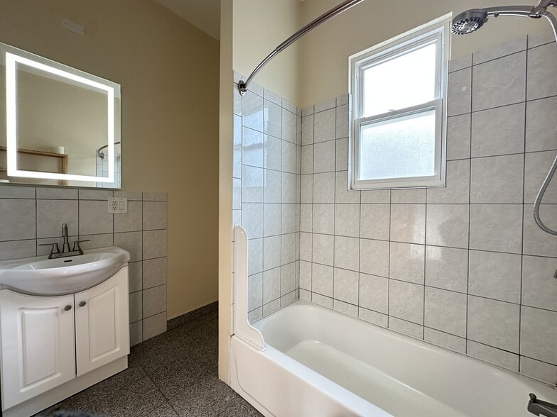 Building Photo - 2028 N Hamlin Ave