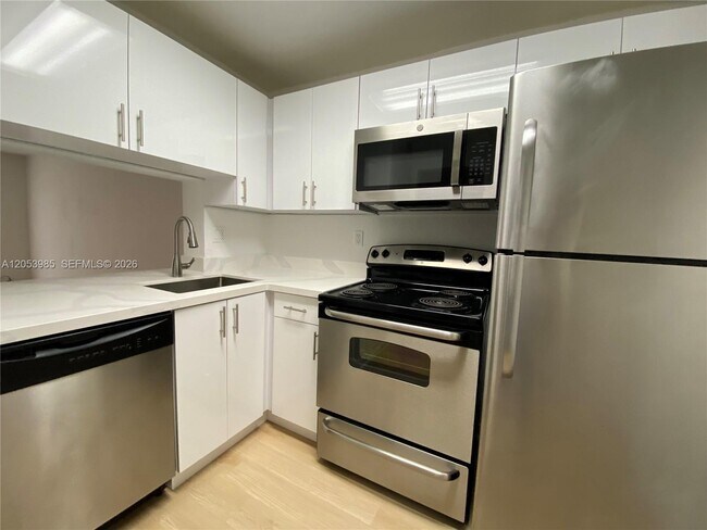 Building Photo - 9350 Fontainebleau Blvd