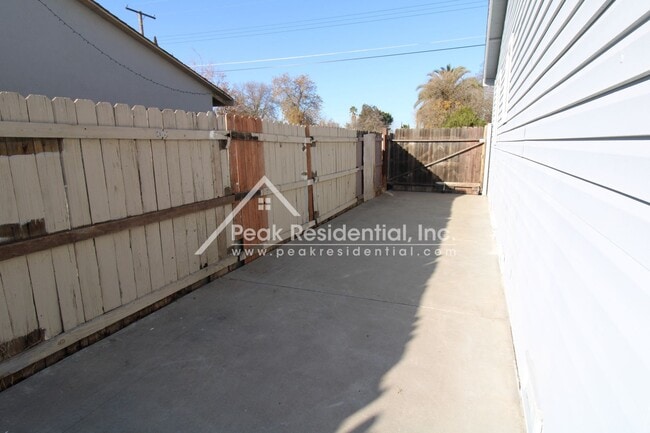 Building Photo - 1042 Las Palmas Ave