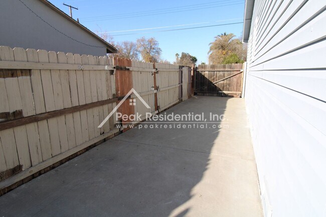 Building Photo - Updated 3bd/2ba North Sacramento House With Large Fenced Yard- Must See!