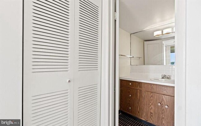 Building Photo - 118 Monroe St