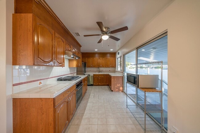 Building Photo - Charming Redondo Beach Home Rental!