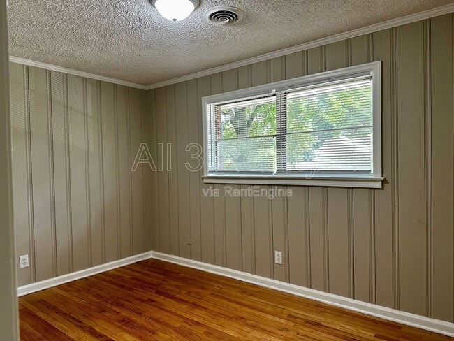 Building Photo - 1009 Rosedale Dr